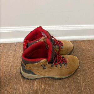 Colombia Women’s Size 6.5 lace up waterproof hiking boots